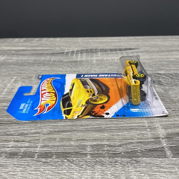 Hot Wheels | Main Street 11’ #9/10 Cars: 1970 Ford Mustang Mach 1 - 1:64 Scale - Picture 4 of 14